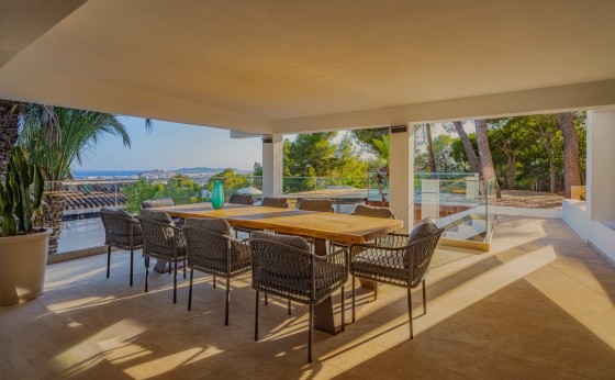 20250806155657000000_DiningOutsideWide