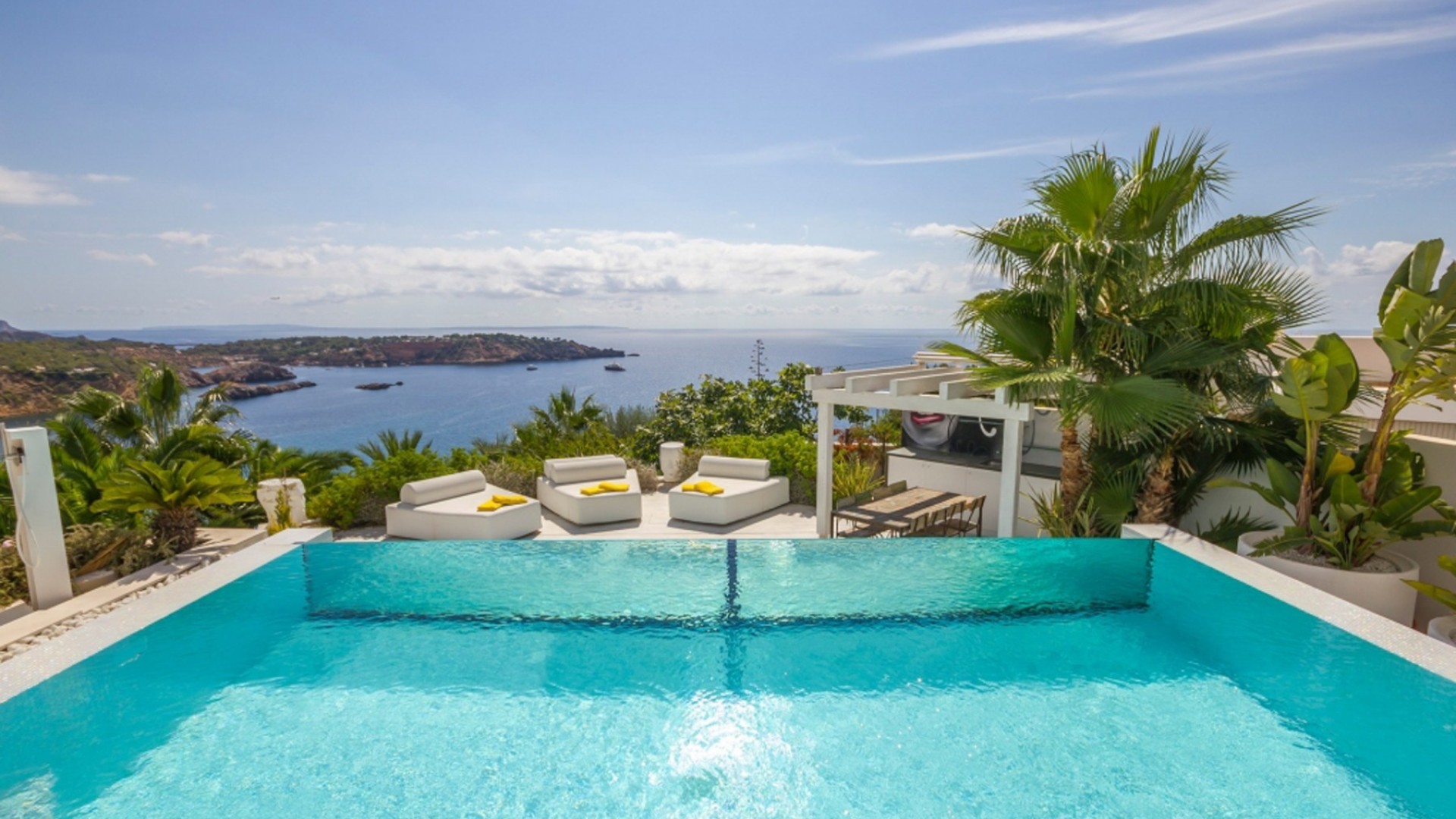 Infinity-Pool der Villa View mit Blick auf das Mittelmeer bei Sonnenuntergang