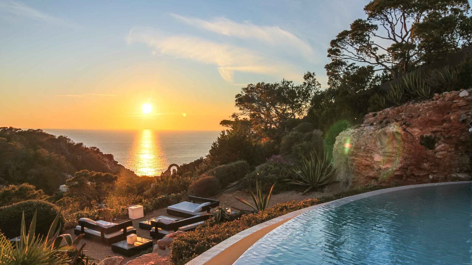 Sonnenuntergang über einem Infinity-Pool mit Meerblick – Eivillas, Villa Vadella, Sant Josep de Sa Talaia