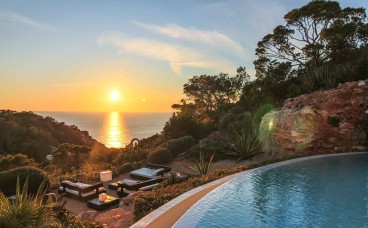Sonnenuntergang über einem Infinity-Pool mit Meerblick – Eivillas, Villa Vadella, Sant Josep de Sa Talaia