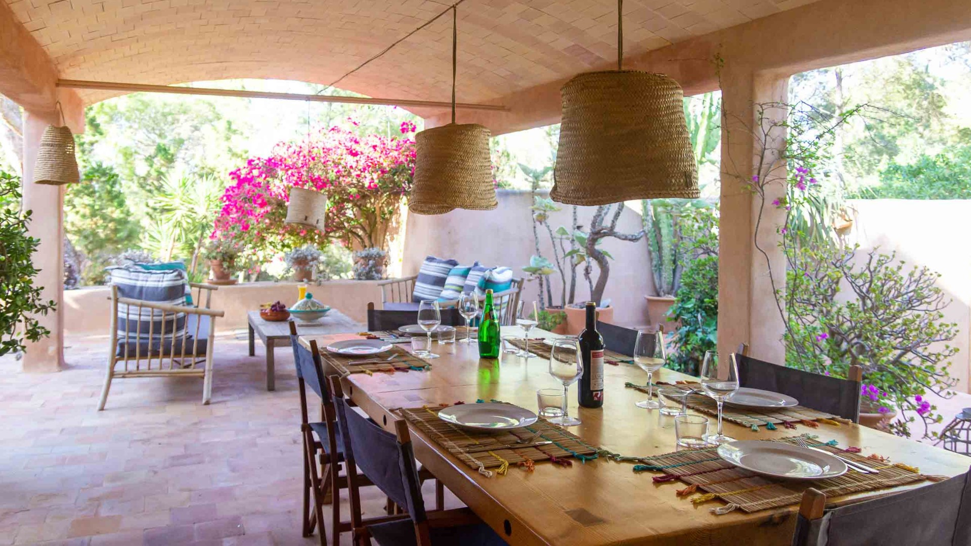 Porche rústico mediterráneo con decoración acogedora – Eivillas, Can Sand, Formentera
