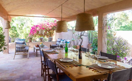 Porche rústico mediterráneo con decoración acogedora – Eivillas, Can Sand, Formentera