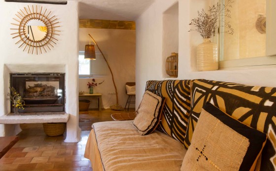 Interior rústico con elementos de piedra y madera – Eivillas, Can Sand, Formentera