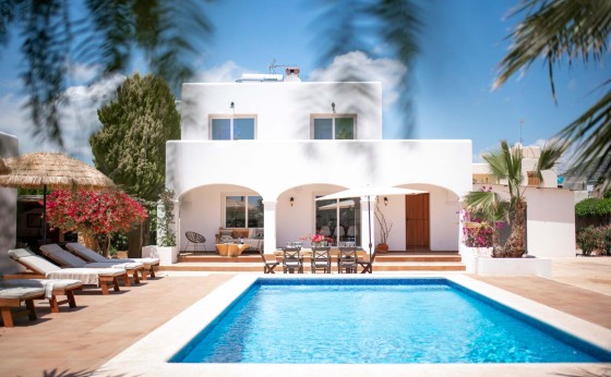 Private pool at Villa Ly with sunbeds and garden – Eivillas