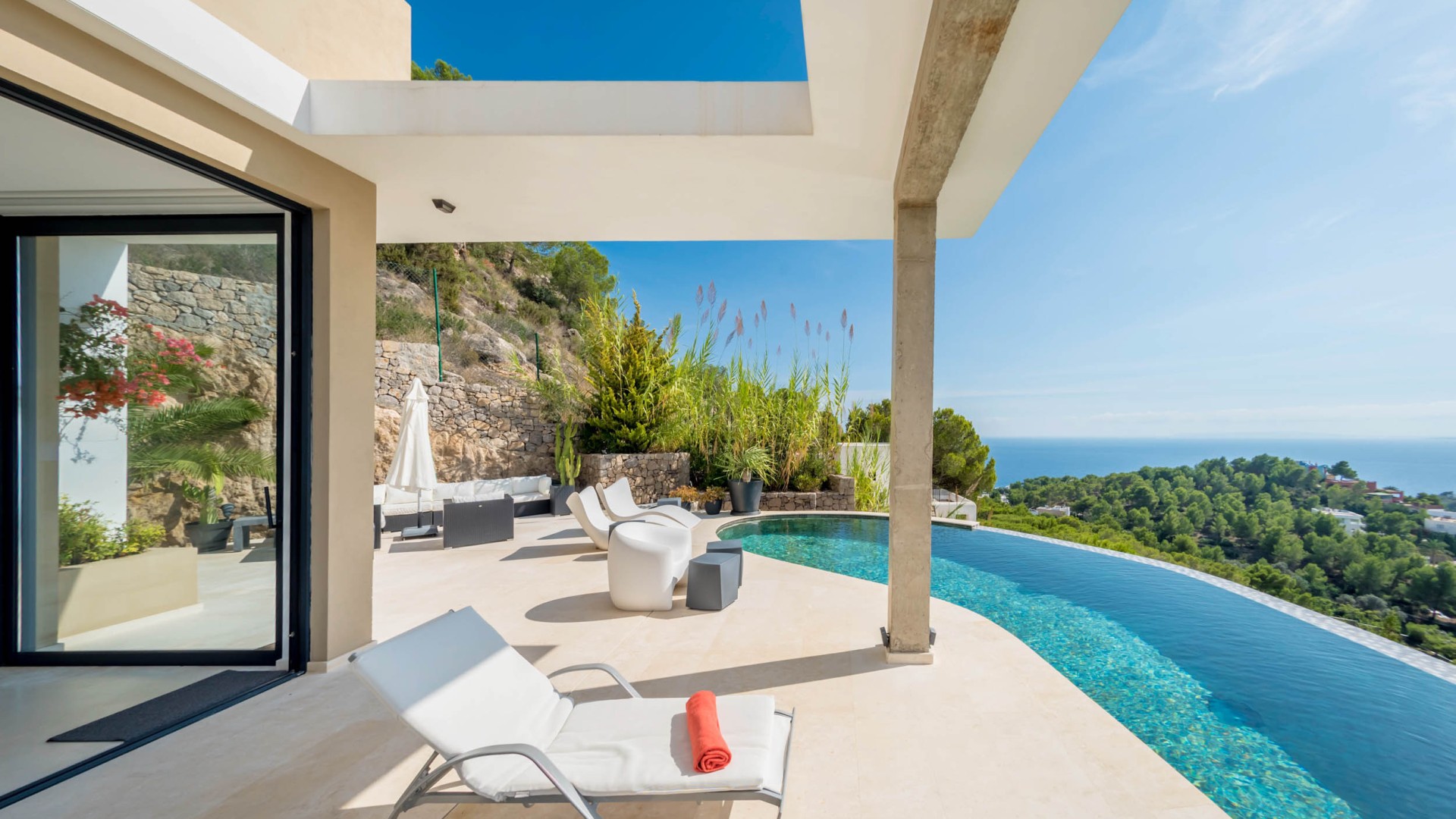Piscina infinita en Villa Hilltop con vistas a Formentera – Eivillas
