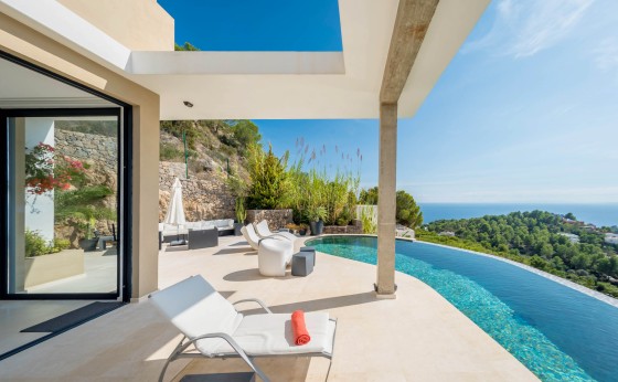 Piscina infinita en Villa Hilltop con vistas a Formentera – Eivillas