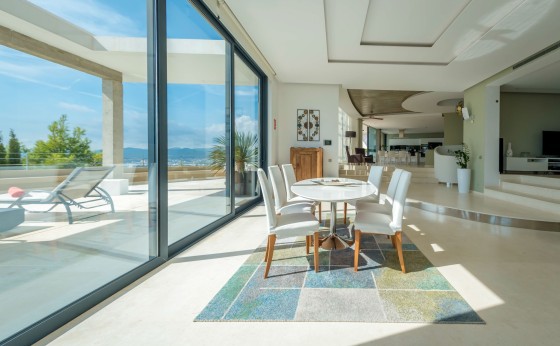 Comedor en Villa Hilltop con mesa de diseño y vistas – Eivillas