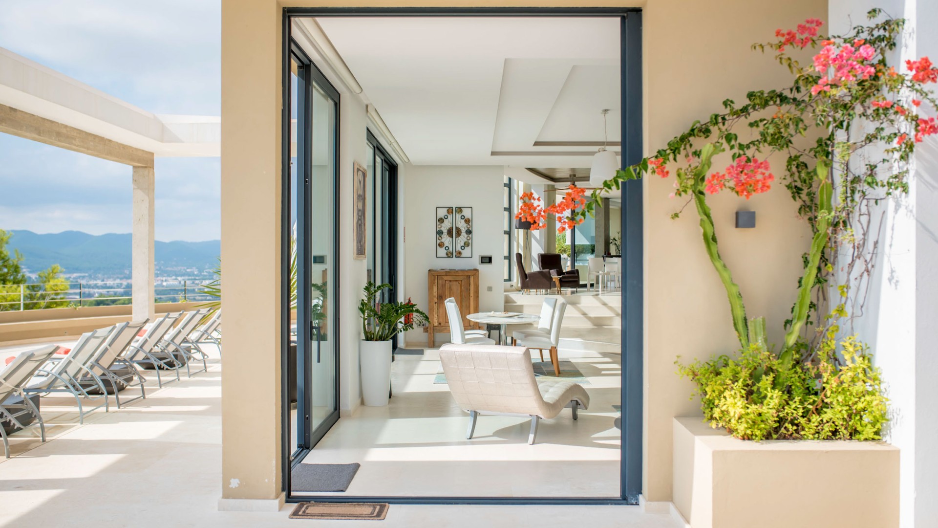Salón en Villa Hilltop con ventanales panorámicos – Eivillas