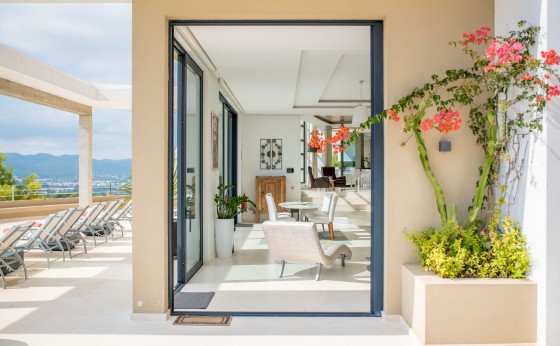 Salón en Villa Hilltop con ventanales panorámicos – Eivillas