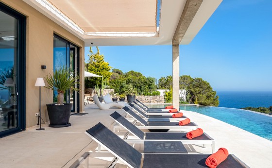 Terraza con hamacas en Villa Hilltop – Eivillas