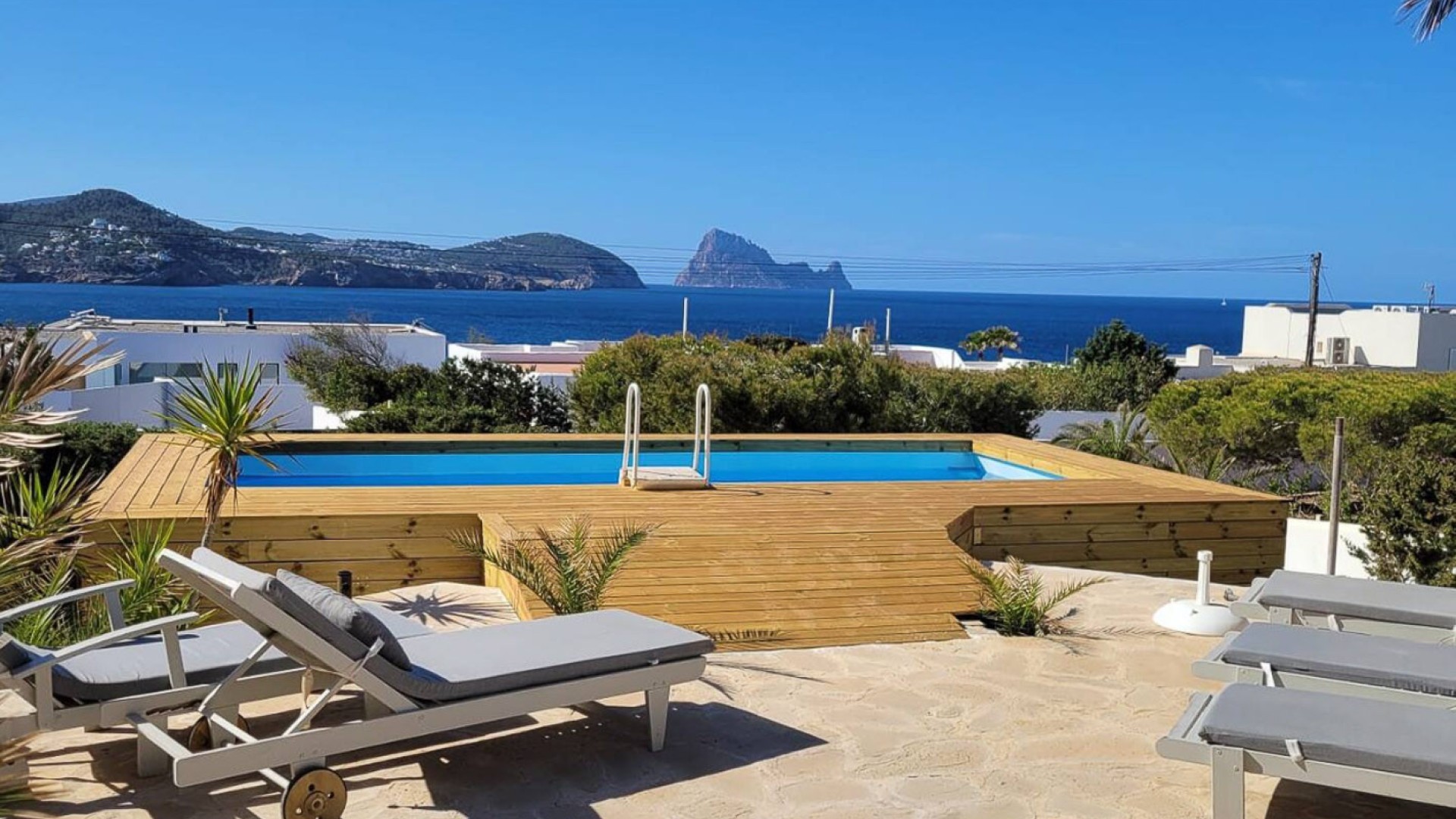 Piscina con vistas al mar y Es Vedrà en Villa Maris – Eivillas