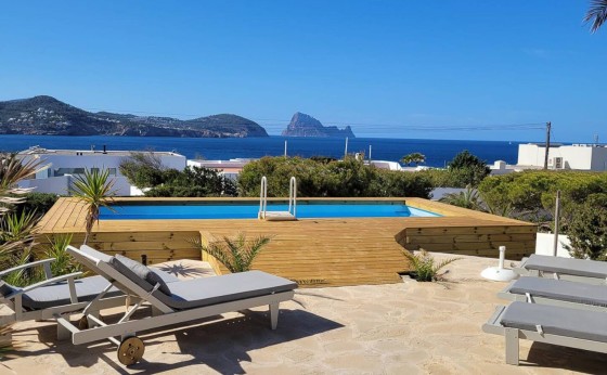 Piscina con vistas al mar y Es Vedrà en Villa Maris – Eivillas