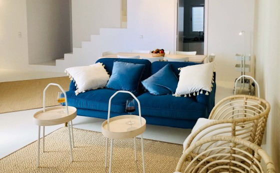 Salón en Villa Maris con luz natural y decoración acogedora – Eivillas