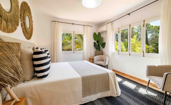 Helles und elegantes Schlafzimmer in der Villa Reina – Eivillas