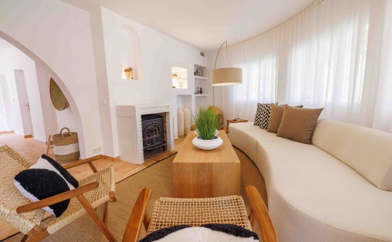Wohnzimmer der Villa Reina mit Waldblick und mediterranem Stil – Eivillas