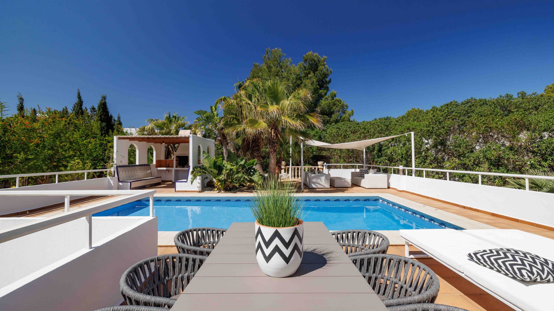 Privater Pool der Villa Reina mit Terrasse und Sonnenliegen – Eivillas