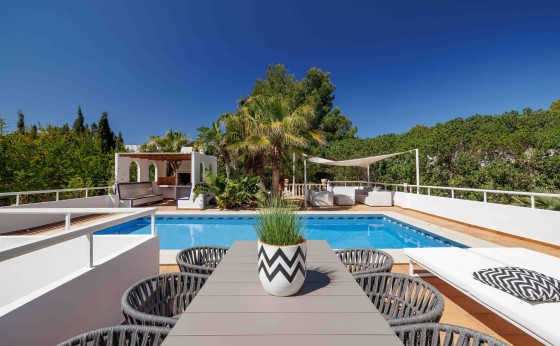 Privater Pool der Villa Reina mit Terrasse und Sonnenliegen – Eivillas