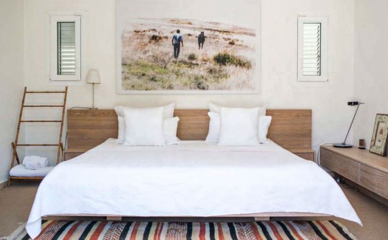 Dormitorio principal elegante con baño privado y acceso al jardín