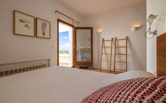 Dormitorio en Villa Landscape con terraza y vista al mar – Eivillas