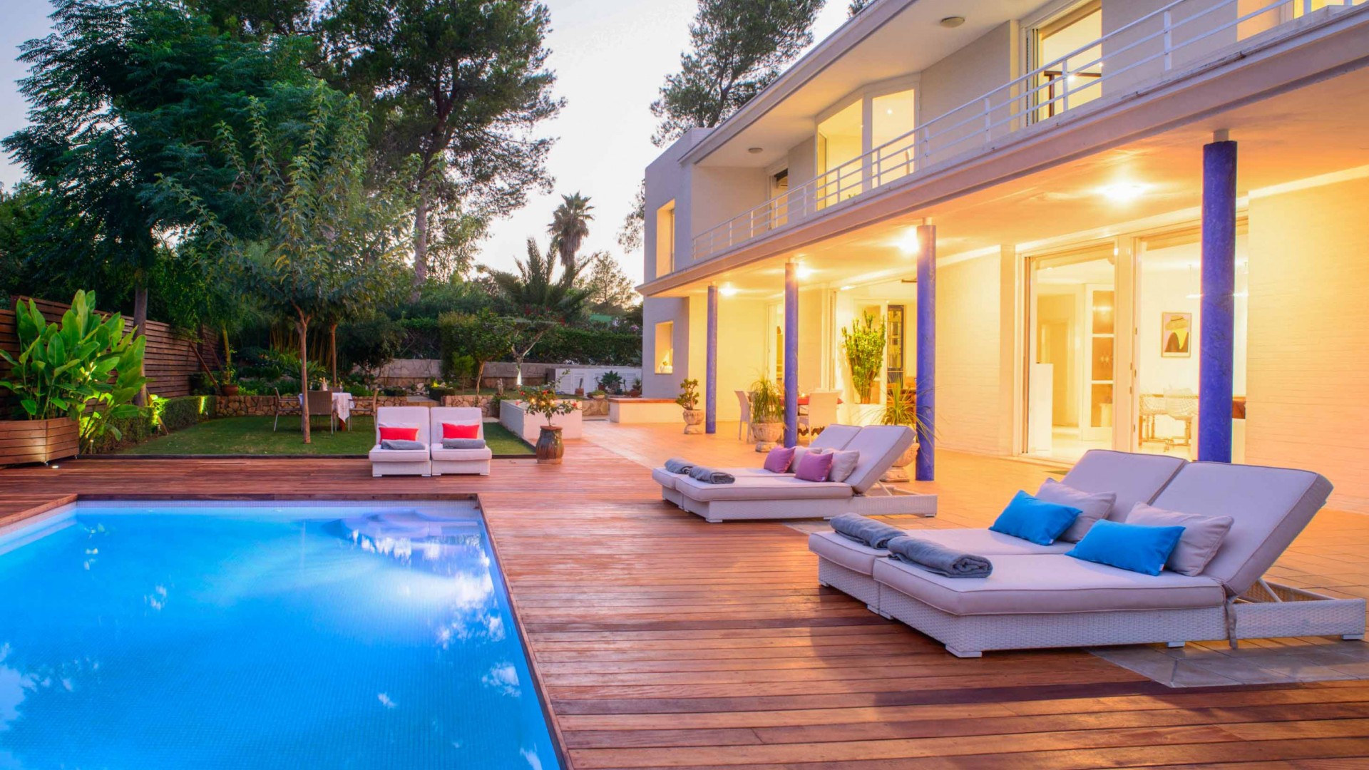 Terrasse de la Villa Melody avec coin repas et détente – Eivillas