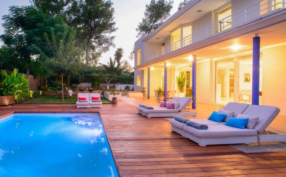 Terrasse de la Villa Melody avec coin repas et détente – Eivillas