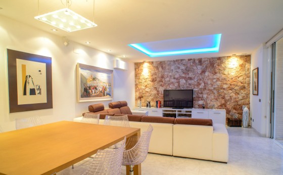 Salon lumineux et coloré de la Villa Melody – Eivillas