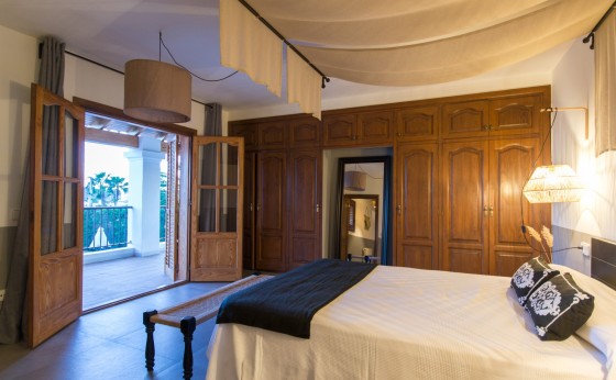 Dormitorio principal con balcón y baño en suite