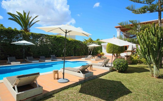 Terraza exterior con barbacoa, comedor y vistas al jardín