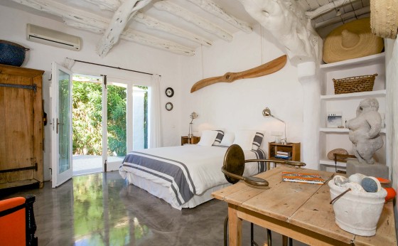 Dormitorio amplio con cama doble y terraza con vistas