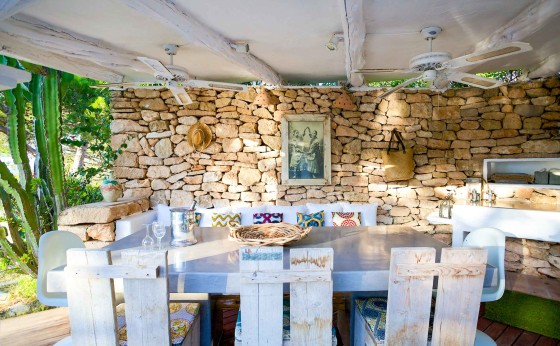 Comedor exterior con sombra y vegetación