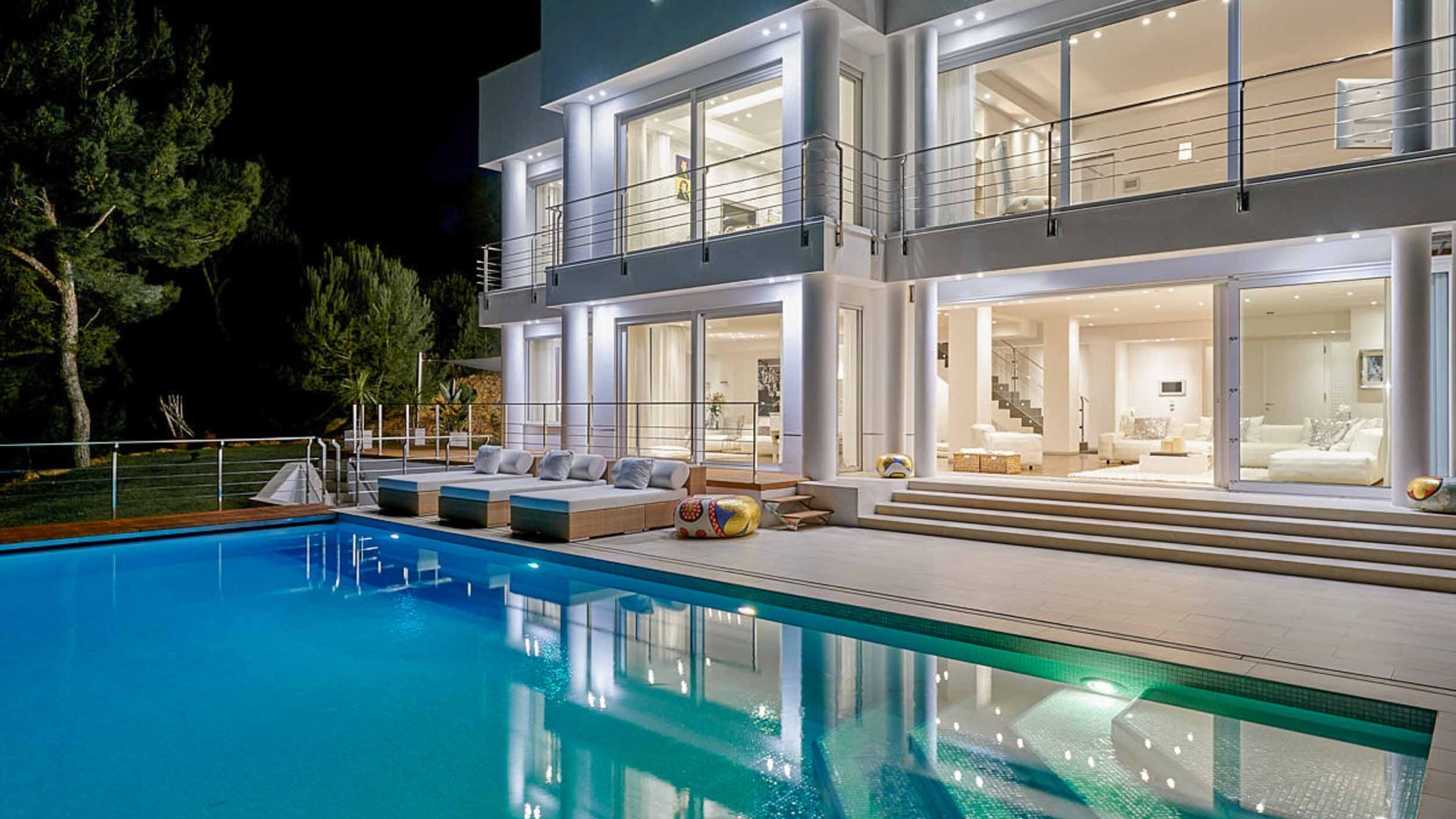 Piscina infinita en Villa Miami con iluminación LED – Eivillas