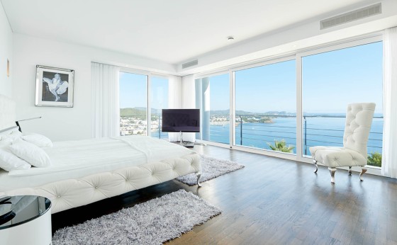 Dormitorio en Villa Miami con mobiliario de lujo y domótica – Eivillas
