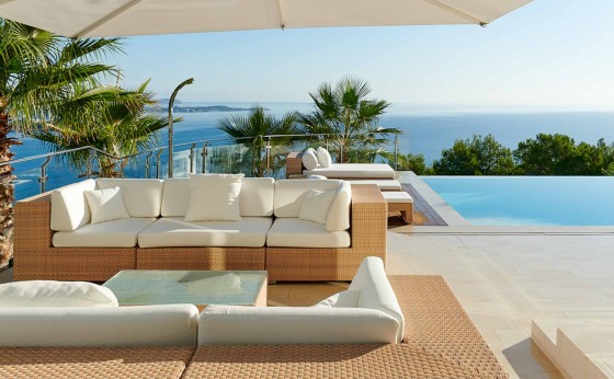 Terraza superior en Villa Miami con jacuzzi y vistas al mar – Eivillas