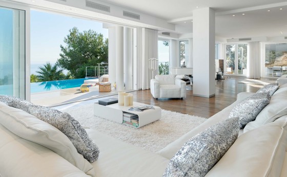 Salón en Villa Miami con decoración moderna y tonos marinos – Eivillas