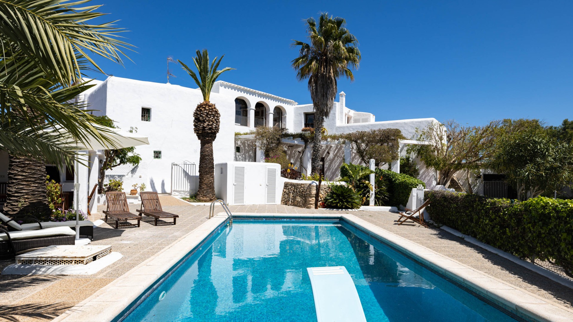 Privater Pool der Villa Puig Blanc inmitten der Natur – Eivillas