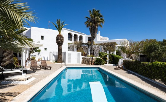 Privater Pool der Villa Puig Blanc inmitten der Natur – Eivillas