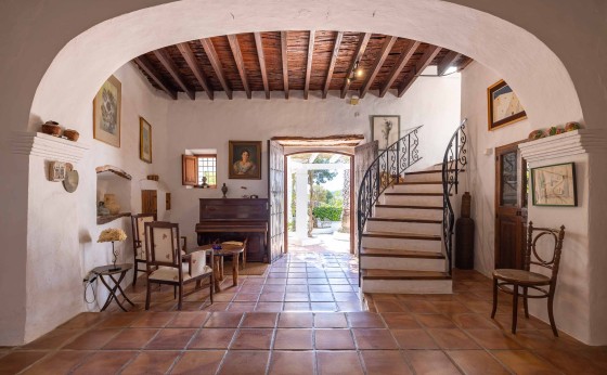 Rustikaler Wohnbereich der Villa Puig Blanc mit Holzbalken – Eivillas