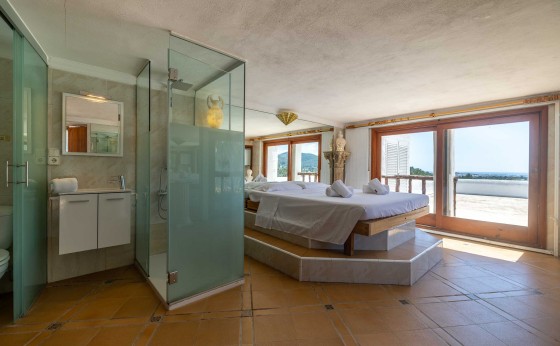 Schlafzimmer der Villa Puig Blanc mit Blick auf die Landschaft – Eivillas