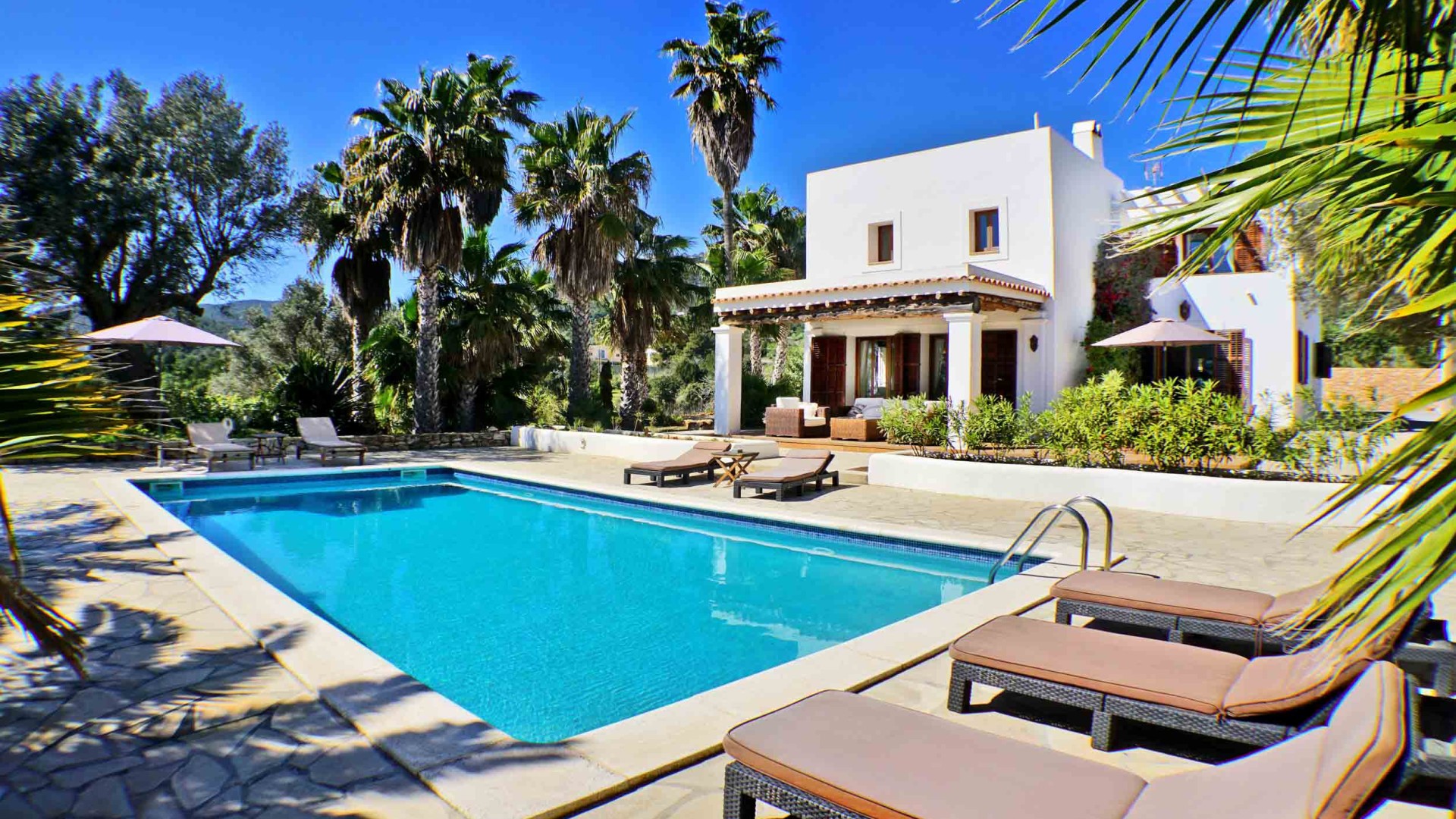 Piscina privada en Villa Passa con jardín de palmeras – Eivillas