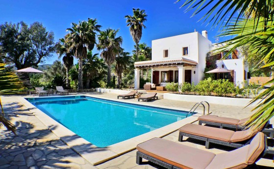 Piscina privada en Villa Passa con jardín de palmeras – Eivillas