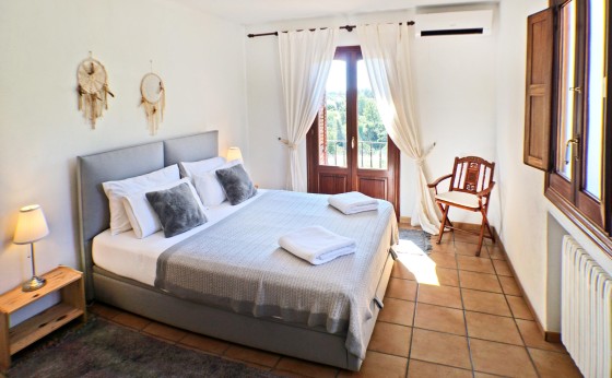 Habitación principal en Villa Passa con luz natural – Eivillas