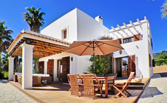 Terraza en Villa Passa con zona de comedor exterior – Eivillas