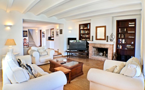 Salón acogedor con chimenea en Villa Passa – Eivillas