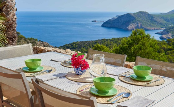 Terraza con vistas al mar, tumbonas y ambiente relajado
