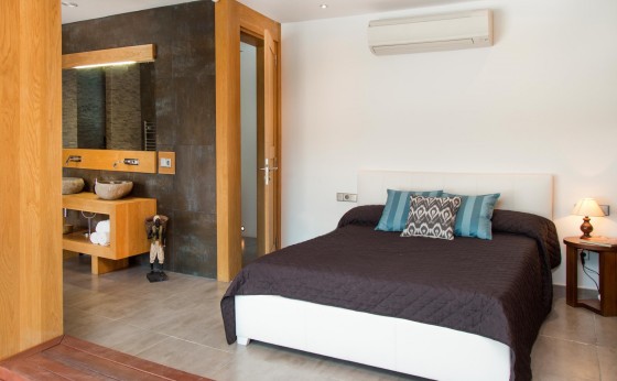 Bedroom at Villa Luisa with en-suite bathroom and modern decor – Eivillas