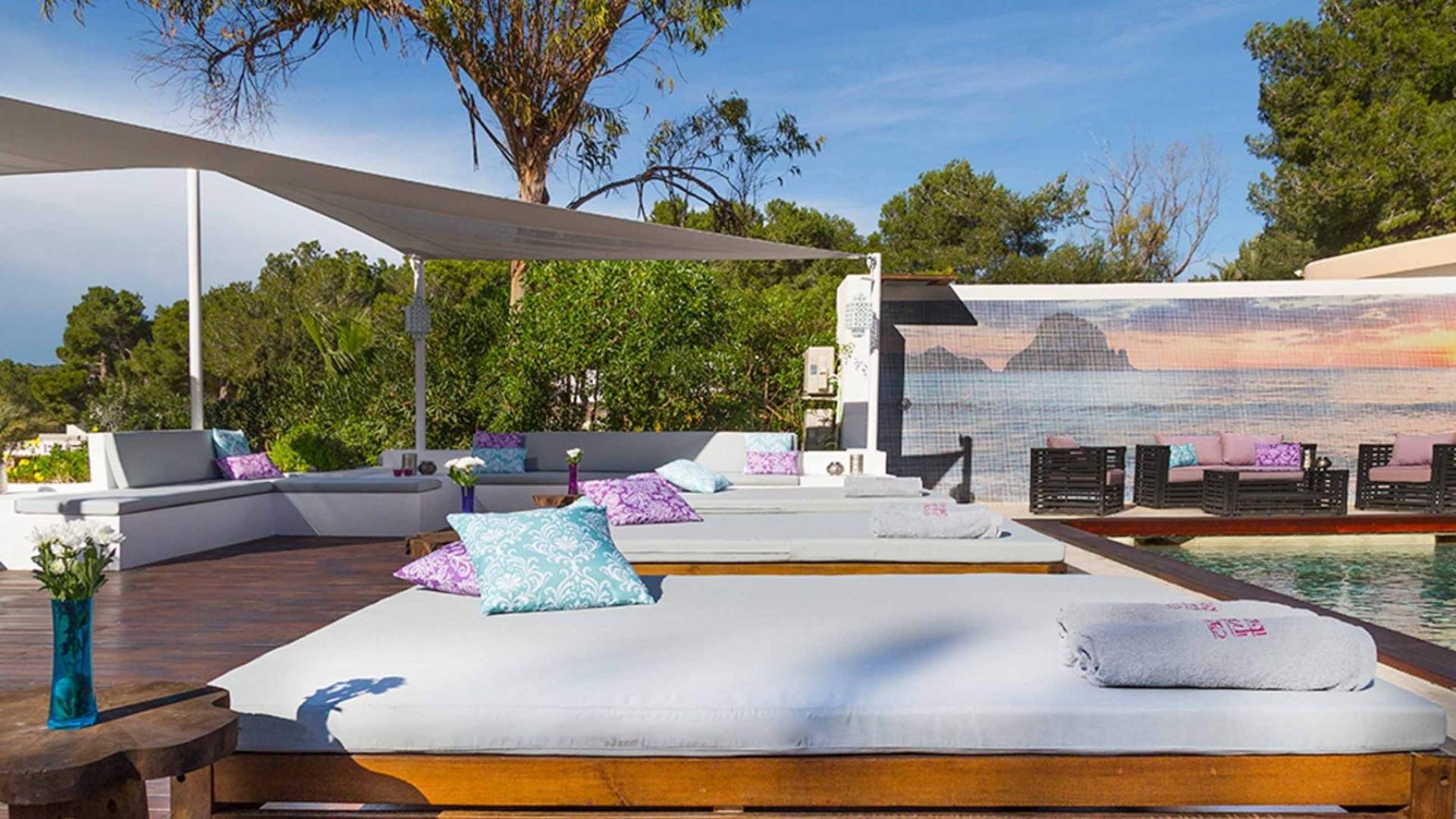 Chill-out terrace at Villa Luisa with loungers and garden view – Eivillas