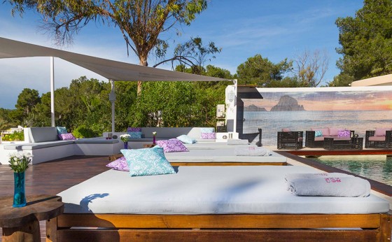 Chill-out terrace at Villa Luisa with loungers and garden view – Eivillas