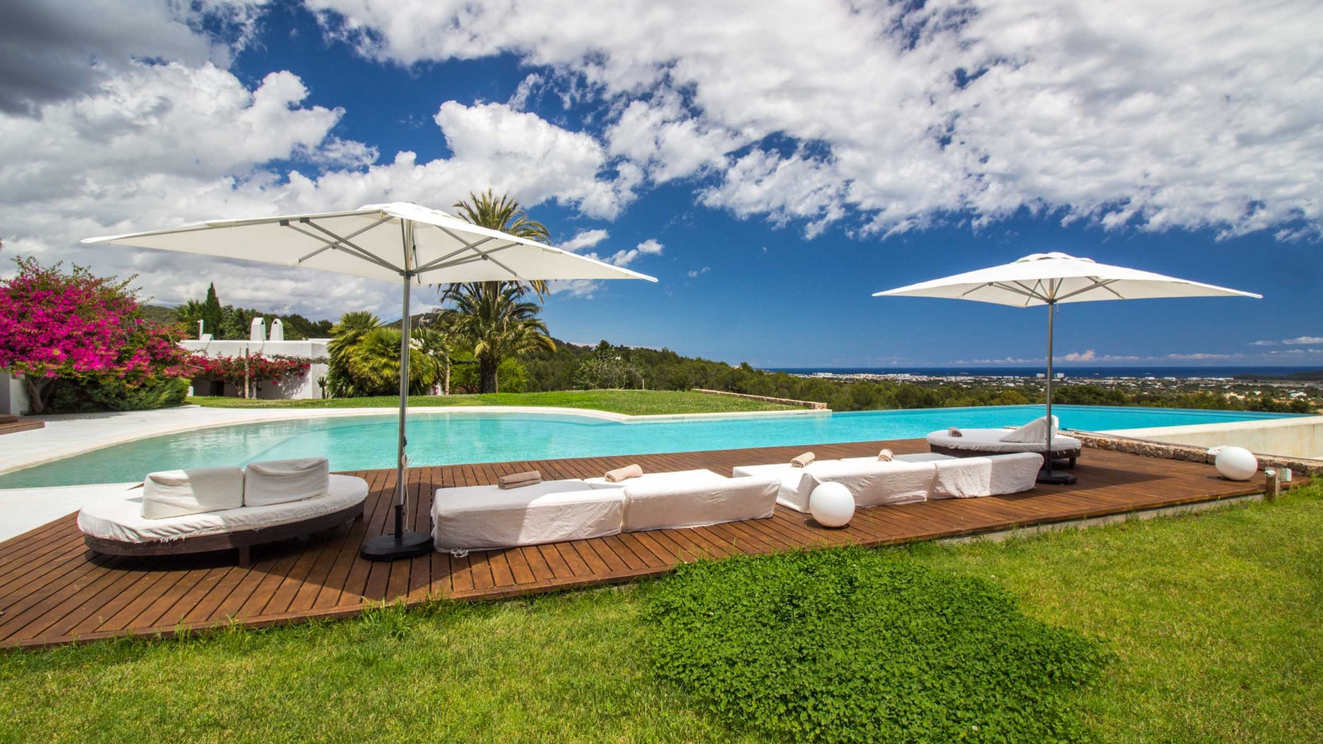 Luxury infinity pool at Villa Star overlooking the sea
