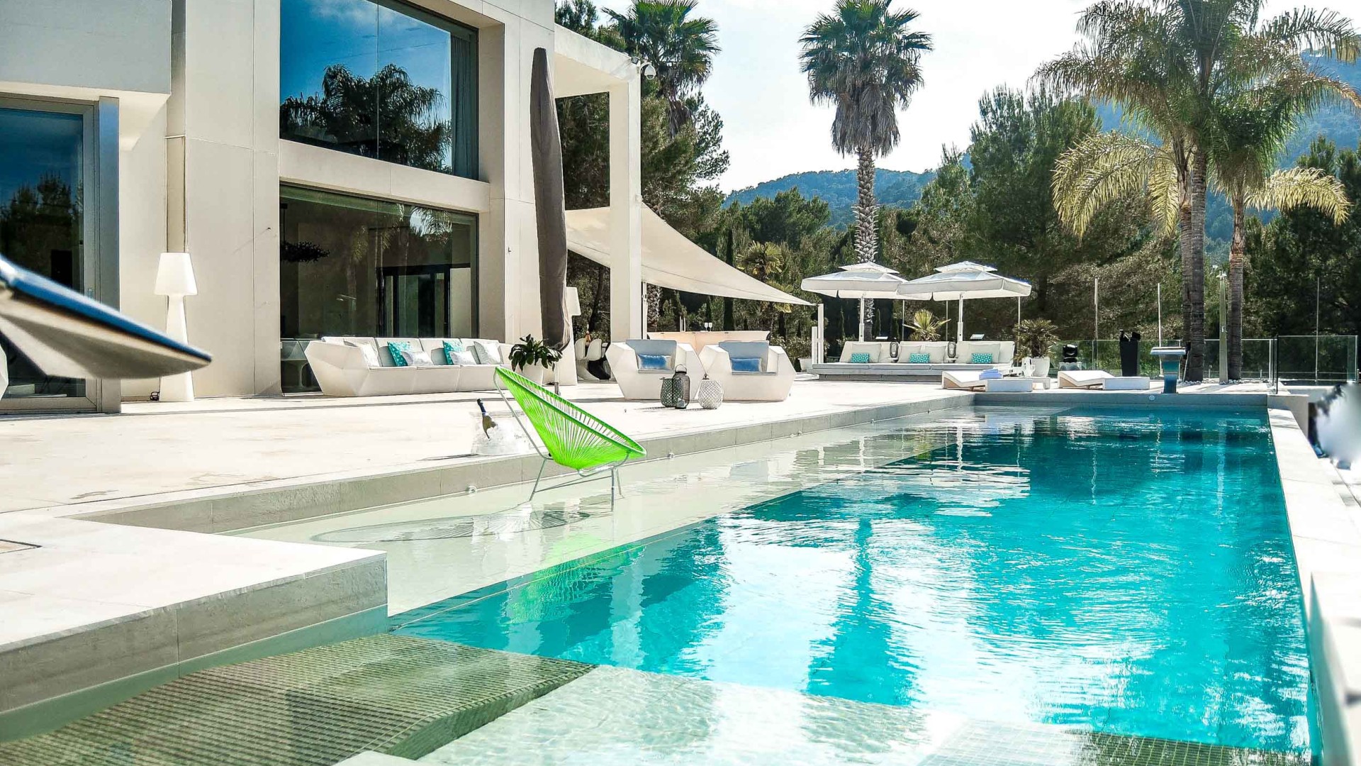 Piscina infinita en Villa Esplendor con vistas al mar – Eivillas