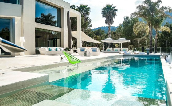 Piscina infinita en Villa Esplendor con vistas al mar – Eivillas